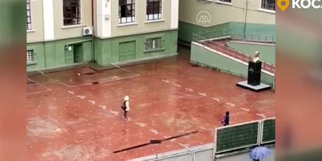 Yağmura rağmen saygı duruşuna geçip İstiklal Marşı okudular