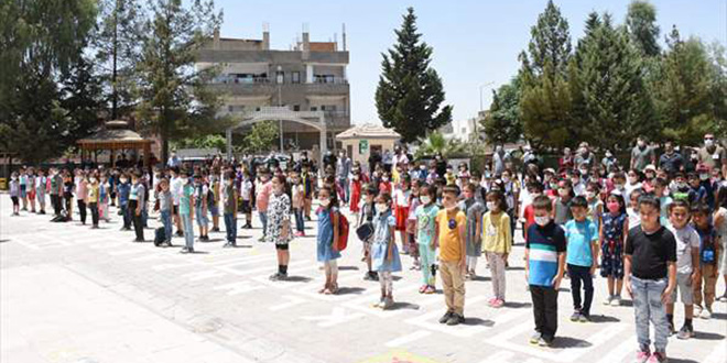 Trafik kazasında hayatını kaybeden öğretmenlere okullarında anma