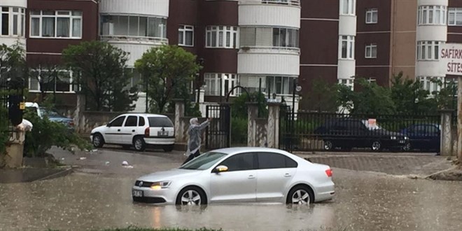 Ankara'da yağmur yağışı sonrası yollar göle döndü