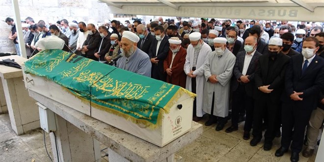 Kovid-19'a yenilen cami imamı son yolculuğuna uğurlandı