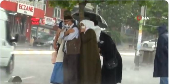 İstanbul'da şiddetli yağış hayatı olumsuz etkiliyor