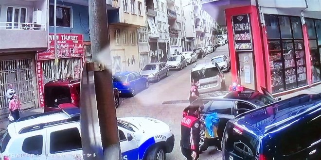 Bursa'da kovalamaca kazayla bitti; 1 polis yaralandı, o anlar kamerada