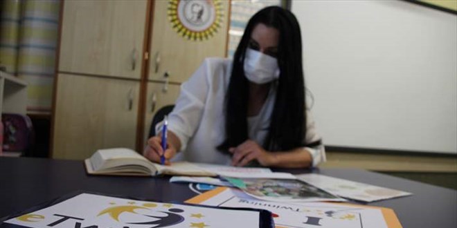 Sınıf öğretmeni, hazırladığı projeyle öğrencilere Kovid-19'dan korunmayı öğretiyor