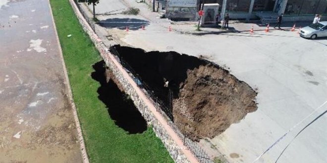 Bir günde çöktü, 22 metrelik çukur oluştu!
