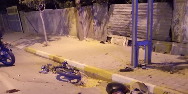 Motosiklet elektrik direğine çarparak parçalandı: 1 ölü