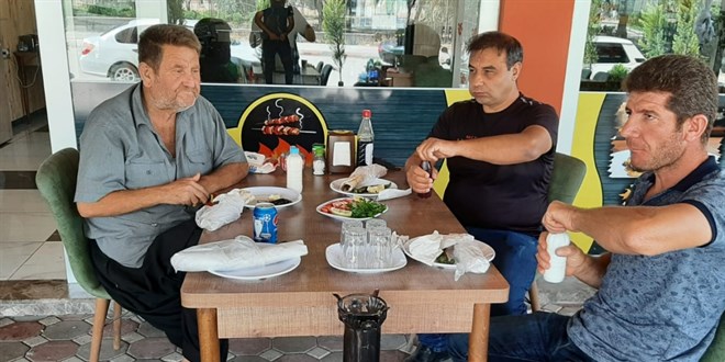 30 yıldır önüne gelene yemek ısmarlıyor
