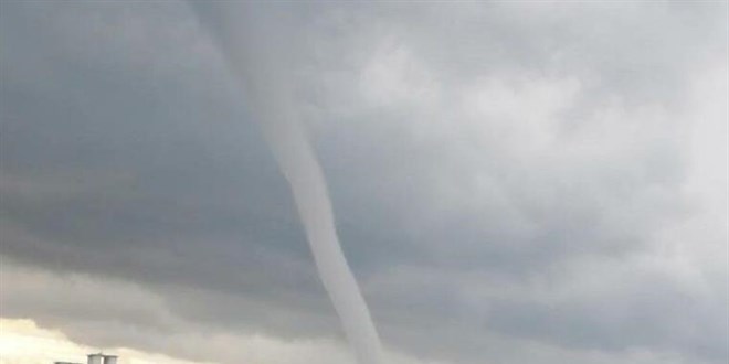 Antalya'da denizde ortaya çıkan hortum vatandaşları korkuttu