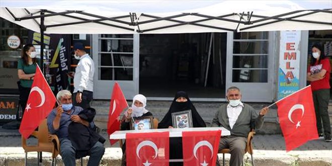 Muş'ta çocukları dağa kaçırılan aileler HDP binası önünde oturma eylemi yaptı