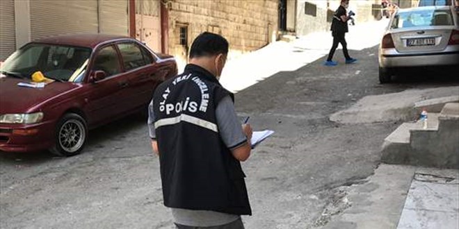 Üst araması yapmak isteyen polis, zanlının bıçaklı saldırısına uğradı