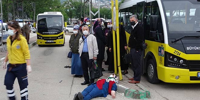 Bursa'da otomobil, otobüs durağına daldı: 5 yaralı