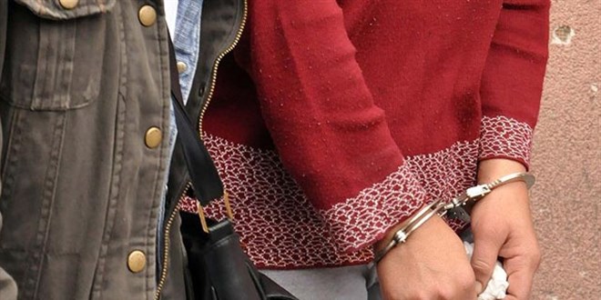 2 ya��ndaki k�z�n� pencereden atarak �l�m�ne neden olan anne tutukland�