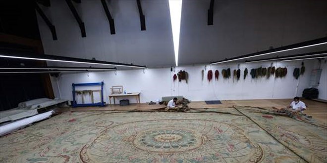 Dolmabah�e Saray�'n�n en b�y�k hal�s� restore ediliyor