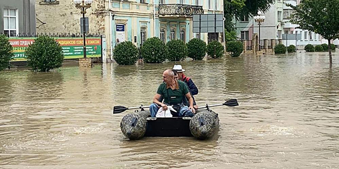 Vali sel basan sokakları botla gezdi, ekipler 'yüzerek' eşlik etti