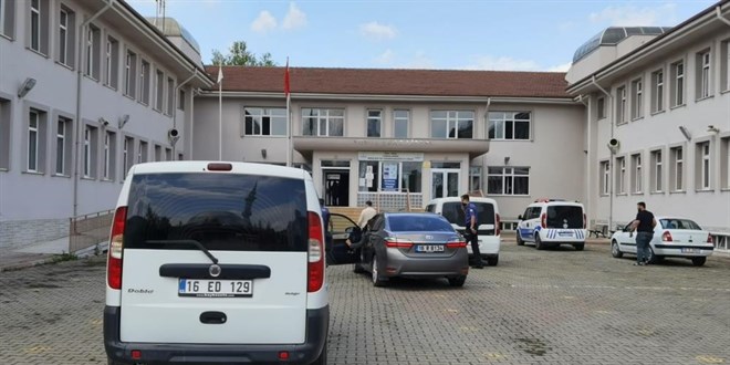 Eşini çalıştığı lisenin içinde bıçaklayarak öldürdü