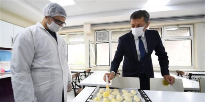 Bakan Selçuk, öğrencilerle pasta yaptı