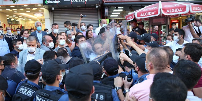 Diyarbakr'da HDP'lilerin izinsiz yryne polis izin vermedi