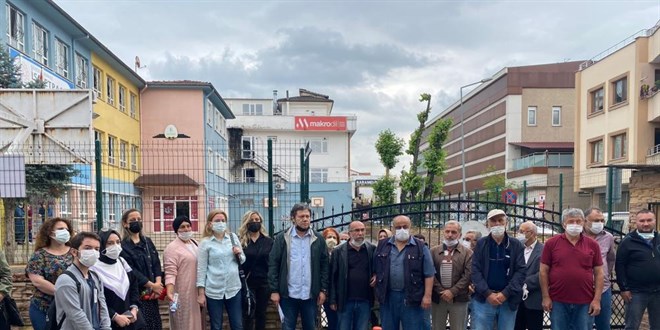 110 yıllık okulun satılacağını duyan veliler okula koştu