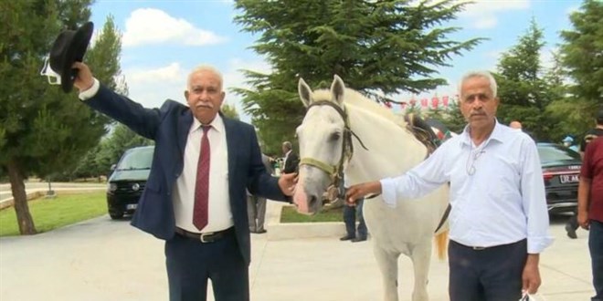 K�rat�na binip Demirel'in Isparta'daki mezar�na gitti