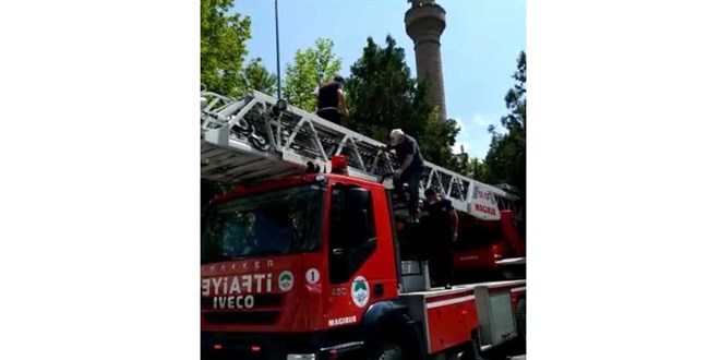 Kayseri'de temizlemek için çıktığı minarede mahsur kalan kişiyi itfaiye kurtardı