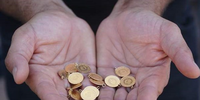 Yıkamacının halı arasında bulduğu 13 çeyrek altın sahibine teslim edildi