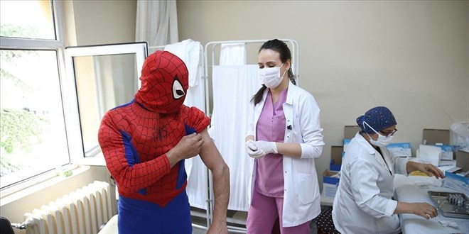Eskişehirli 'Örümcek Adam' Kovid-19 aşısı oldu