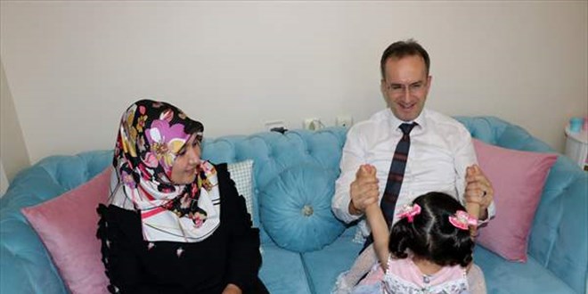 İş dönüşü yolunu gözleyen küçük kızla mutlulukları ikiye katlandı