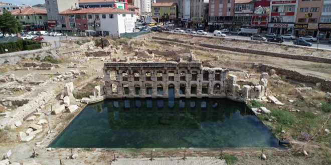 Tarihi Roma hamamında kazı çalışması yeniden başlatıldı