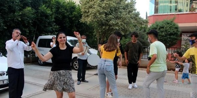 2 yıl süren boşanma davasını kazandı, davul zurnayla kutladı