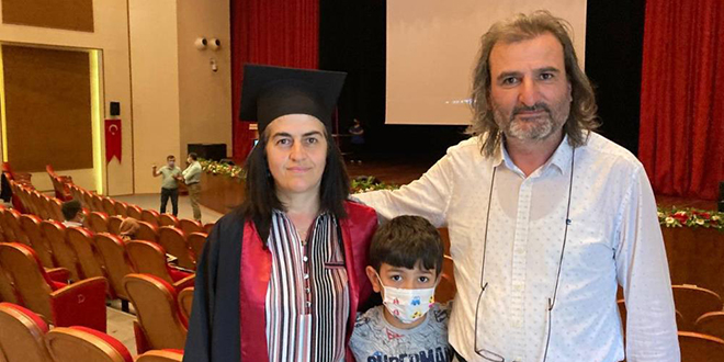 3 çocuk annesi 47 yaşında üniversiteyi birincilikle bitirdi