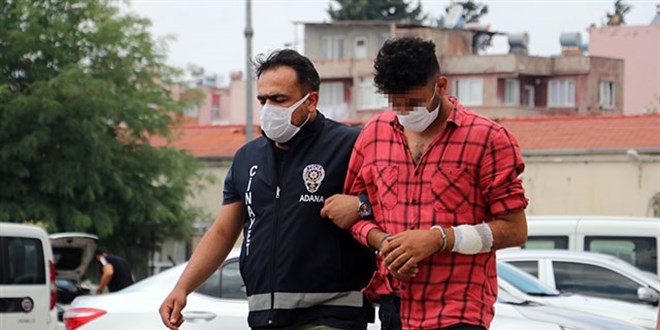 Baskında el konulan kumar parasını geri almak için polisin elini ısırdı