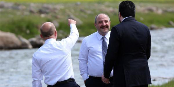 Bakan Varank paçalarını sıyırıp dereye girdi! Takipçileri fotoğrafına yorum yağdırdı