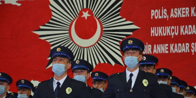 Eğitimlerini tamamlayan polis adayları mezun oldu