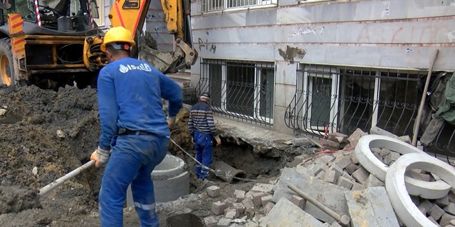 İstanbul'da öğretmen çiftin kiracı olduğu evin duvarı patladı
