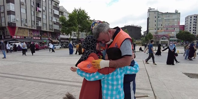 Temizlik görevlisi babaya çocuklarından ağlatan sürpriz