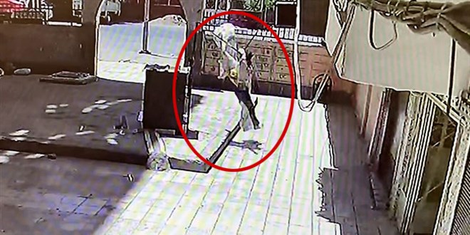 Tartıştığı kişi silah çekince 7'nci kattan atladı: O anlar kamerada