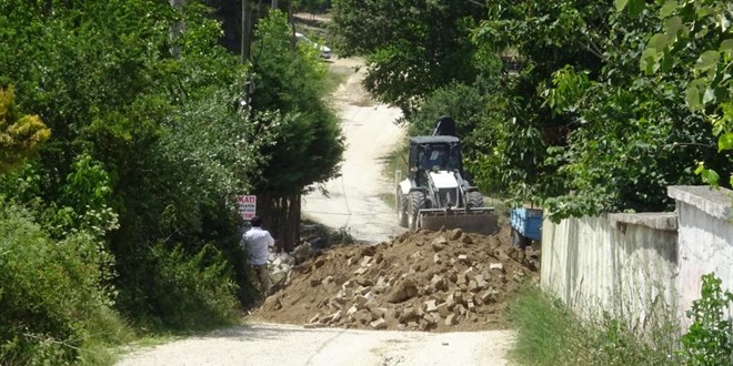 Bana ait dedi köy yolunu kapadı