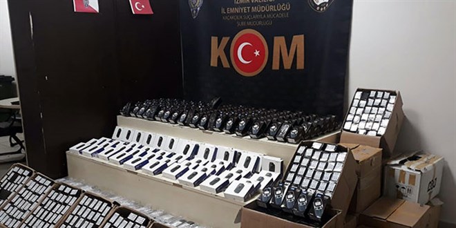 �zmir'de g�mr�k ka�a�� 3 bin 810 cep telefonu ele ge�irildi