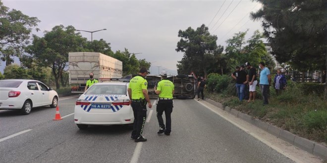 Ambulansla otomobilin karıştığı kazada 4 kişi yaralandı