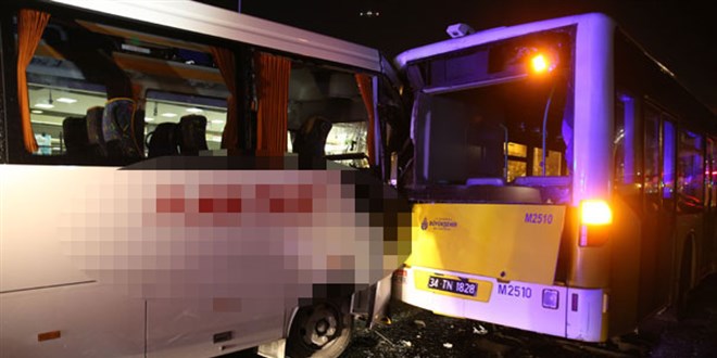 İETT otobüsü servis aracına çarptı: 4 kişi hafif yaralandı