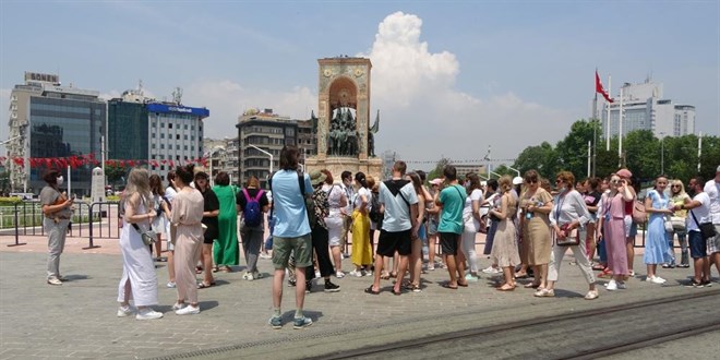 Taksim eski günlerine dönüyor, kafileler akın akın geliyor