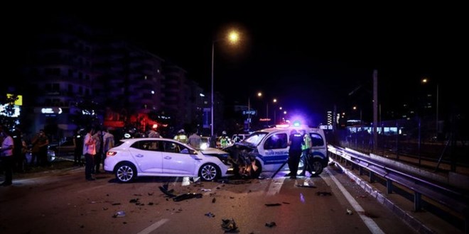 Aşırı alkollü avukat kontrol noktasına daldı: 2'si polis 4 yaralı