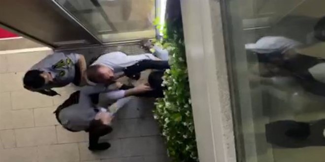 Sitenin güvenlik görevlileri doktoru dövdü! O anlar kamerada