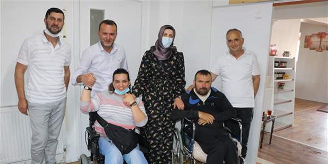 Kendisi için düşünülen akülü aracı daha çok ihtiyacı bulunan engelli kadına verdi