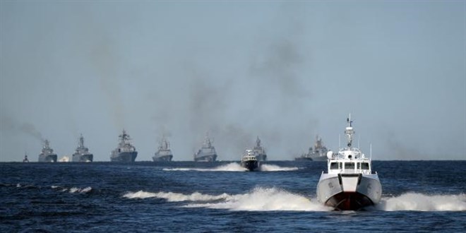 Karadeniz hareketli: Rusya'dan ngiliz sava gemisine uyar atei