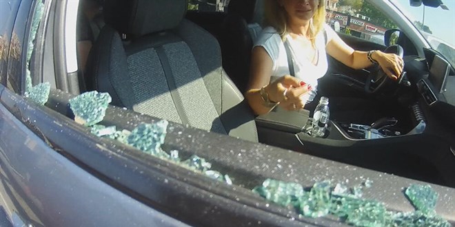 Konsolosluk arac�n�n �n�n� kesen h�rs�z, s�r�c�n�n �antas�n� ald�