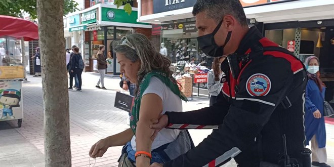 Maske takmay� reddeden kad�n s�zleriyle hem �a��rtt�, hem de g�zalt�na al�nd�