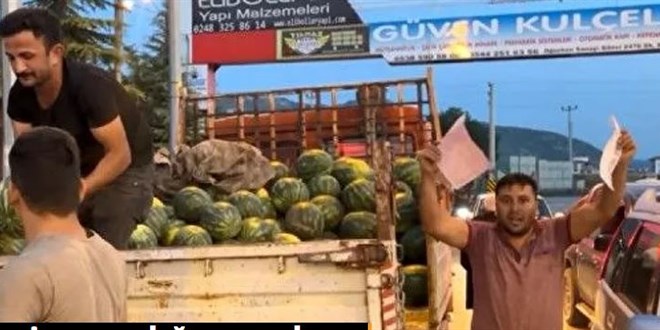 Belediyenin yazdığı cezalara sinirlenip bedava karpuz dağıttı