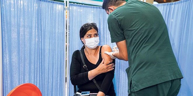 AVM'lerde aşılamada 'yabancı' kuyruğu