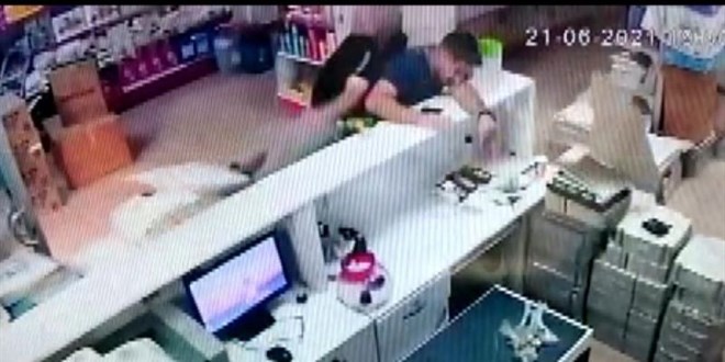 Asma kattan oğlunun üstüne düşen adam kamerada