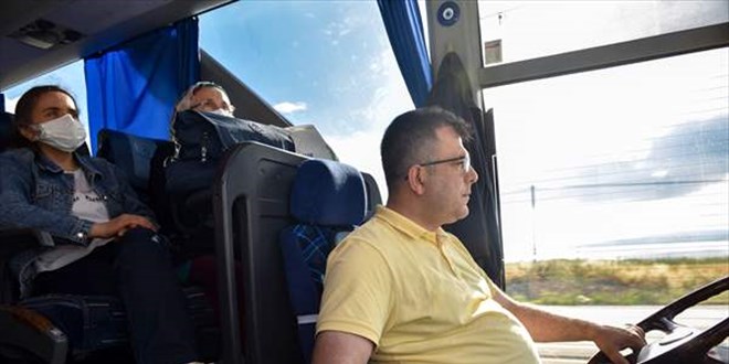 Otobüsün direksiyonuna geçen Belediye Başkanı, ilçe halkını Çanakkale'ye götürdü